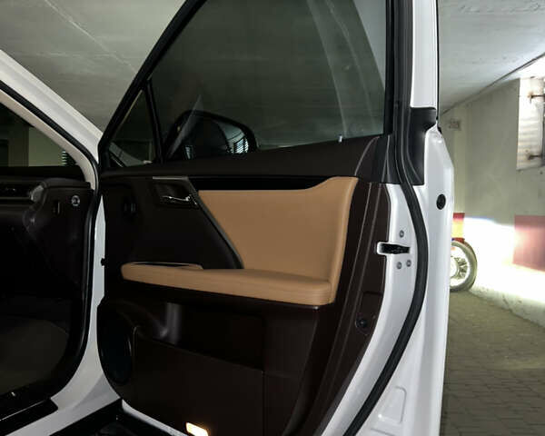 Белый Лексус РХ, объемом двигателя 2 л и пробегом 68 тыс. км за 37000 $, фото 7 на Automoto.ua