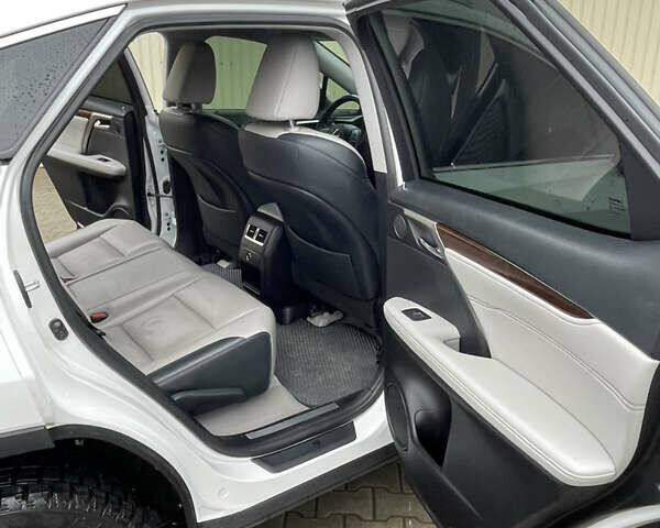 Білий Лексус РХ, об'ємом двигуна 3.46 л та пробігом 68 тис. км за 32500 $, фото 8 на Automoto.ua