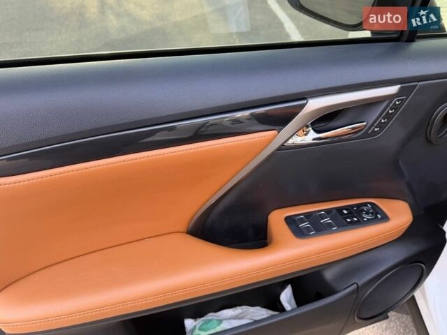 Белый Лексус РХ, объемом двигателя 2 л и пробегом 71 тыс. км за 40900 $, фото 32 на Automoto.ua