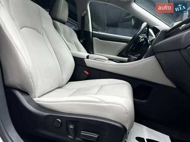 Лексус РХ 2020 в Черновцах на Automoto.ua Белый Лексус РХ, объемом двигателя 3.46 л и пробегом 80 тыс. км за 44000 $, фото 6 на Automoto.ua