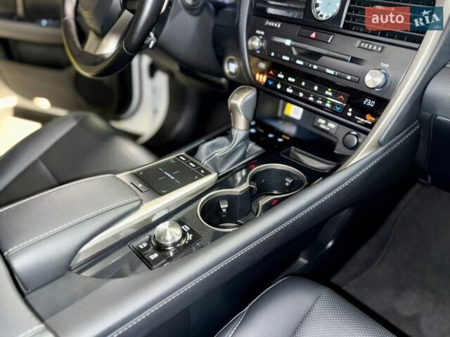 Білий Лексус РХ, об'ємом двигуна 2 л та пробігом 69 тис. км за 43500 $, фото 38 на Automoto.ua