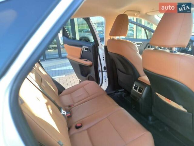 Білий Лексус РХ, об'ємом двигуна 2 л та пробігом 19 тис. км за 52500 $, фото 1 на Automoto.ua