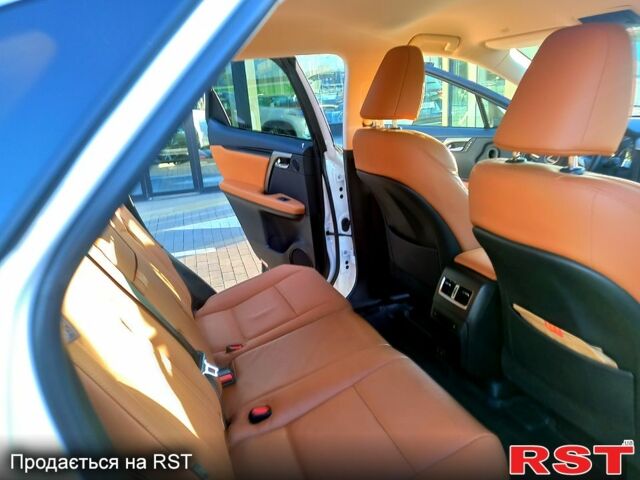 Белый Лексус РХ, объемом двигателя 2 л и пробегом 20 тыс. км за 52000 $, фото 3 на Automoto.ua