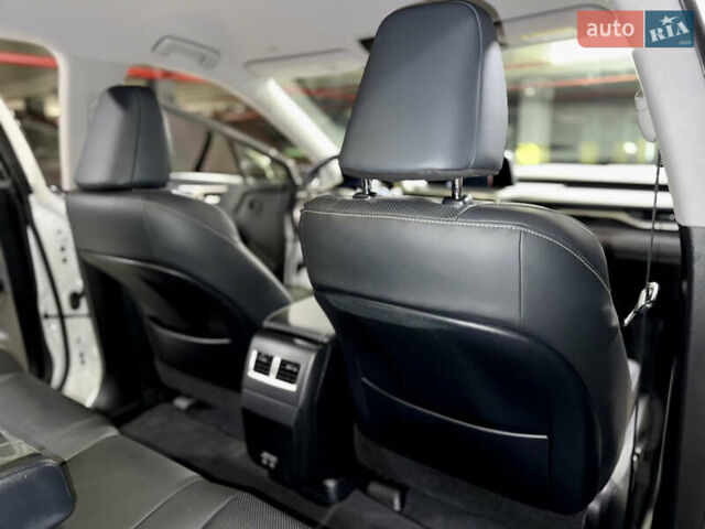 Білий Лексус РХ, об'ємом двигуна 2 л та пробігом 69 тис. км за 48500 $, фото 31 на Automoto.ua