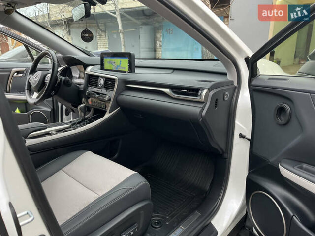 Белый Лексус РХ, объемом двигателя 2 л и пробегом 27 тыс. км за 55000 $, фото 15 на Automoto.ua