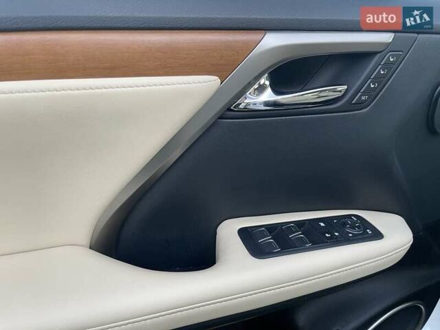 Белый Лексус РХ, объемом двигателя 3.5 л и пробегом 28 тыс. км за 56000 $, фото 3 на Automoto.ua