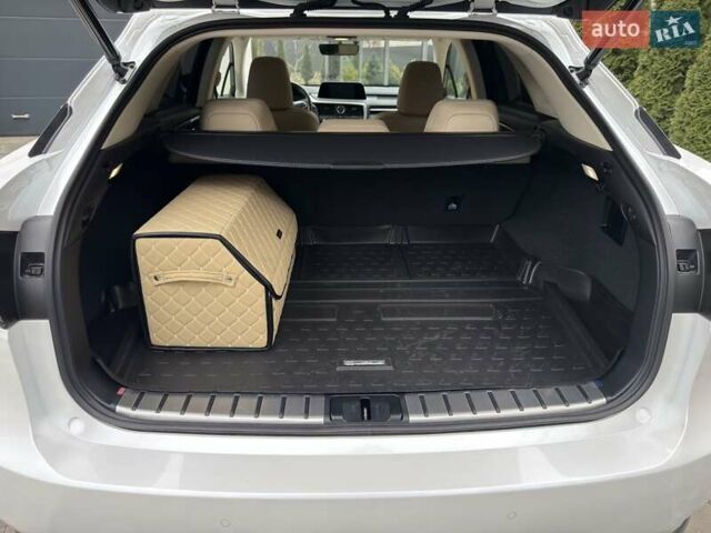 Белый Лексус РХ, объемом двигателя 2 л и пробегом 5 тыс. км за 52500 $, фото 26 на Automoto.ua