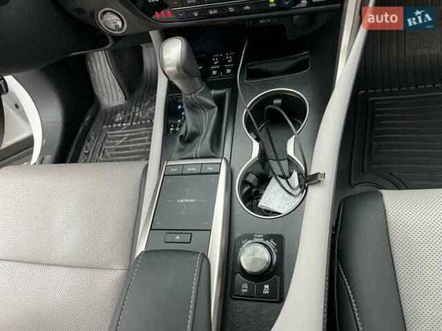 Белый Лексус РХ, объемом двигателя 2 л и пробегом 27 тыс. км за 55000 $, фото 16 на Automoto.ua