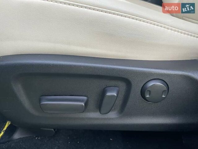 Белый Лексус РХ, объемом двигателя 3.5 л и пробегом 28 тыс. км за 56000 $, фото 6 на Automoto.ua