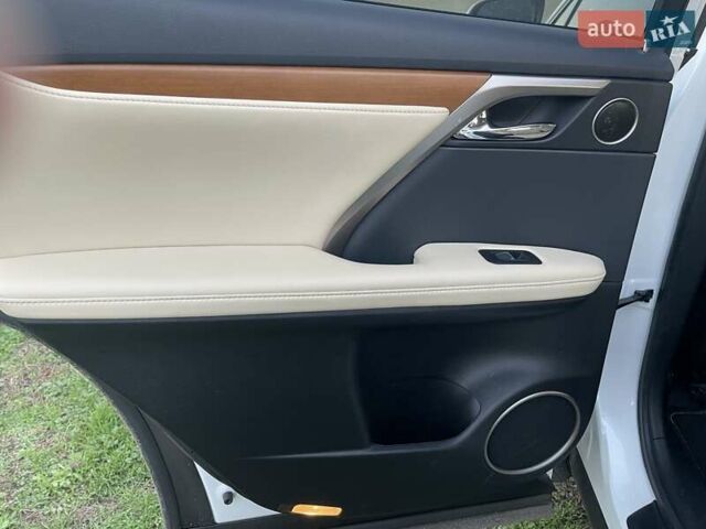 Белый Лексус РХ, объемом двигателя 3.5 л и пробегом 28 тыс. км за 56000 $, фото 9 на Automoto.ua