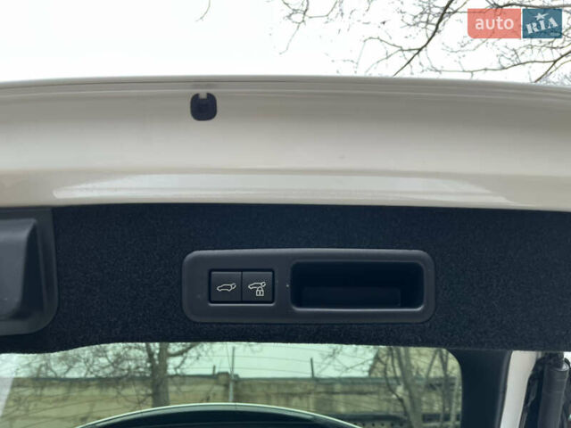 Белый Лексус РХ, объемом двигателя 2 л и пробегом 27 тыс. км за 55000 $, фото 14 на Automoto.ua