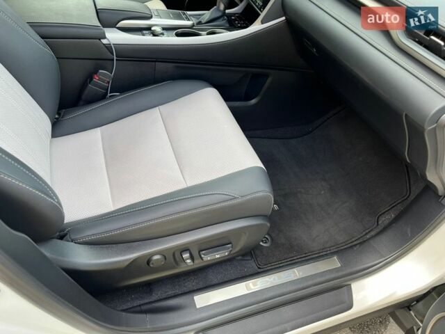 Белый Лексус РХ, объемом двигателя 2 л и пробегом 31 тыс. км за 53900 $, фото 14 на Automoto.ua