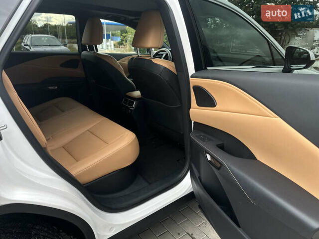 Білий Лексус РХ, об'ємом двигуна 2.4 л та пробігом 15 тис. км за 61500 $, фото 11 на Automoto.ua