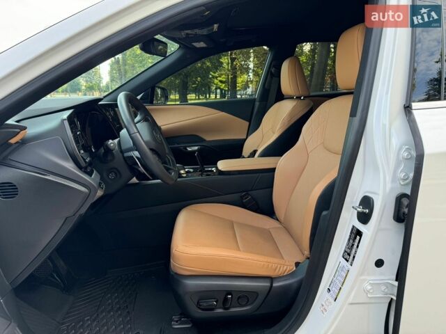 Білий Лексус РХ, об'ємом двигуна 2.49 л та пробігом 31 тис. км за 58500 $, фото 28 на Automoto.ua