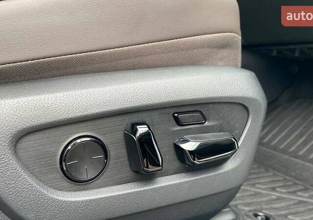 Белый Лексус РХ, объемом двигателя 2.5 л и пробегом 10 тыс. км за 99000 $, фото 16 на Automoto.ua