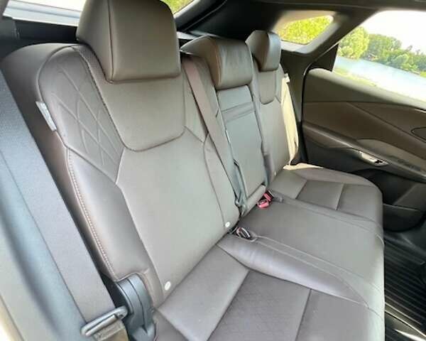 Белый Лексус РХ, объемом двигателя 2.49 л и пробегом 39 тыс. км за 85000 $, фото 6 на Automoto.ua