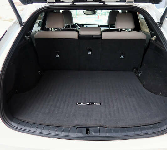 Білий Лексус РХ, об'ємом двигуна 2.4 л та пробігом 71 тис. км за 56500 $, фото 3 на Automoto.ua