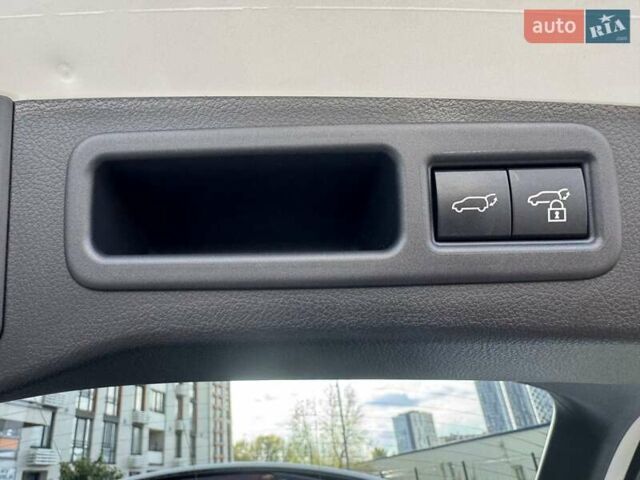 Белый Лексус РХ, объемом двигателя 2.5 л и пробегом 39 тыс. км за 79000 $, фото 77 на Automoto.ua