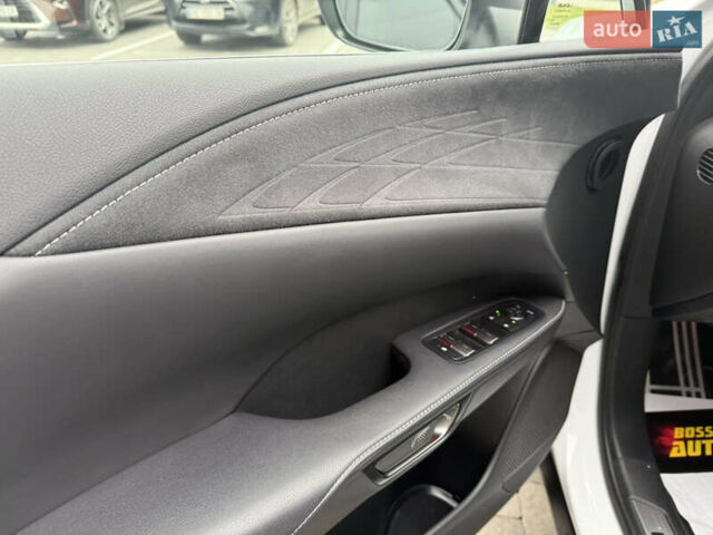 Белый Лексус РХ, объемом двигателя 2.4 л и пробегом 2 тыс. км за 65000 $, фото 18 на Automoto.ua