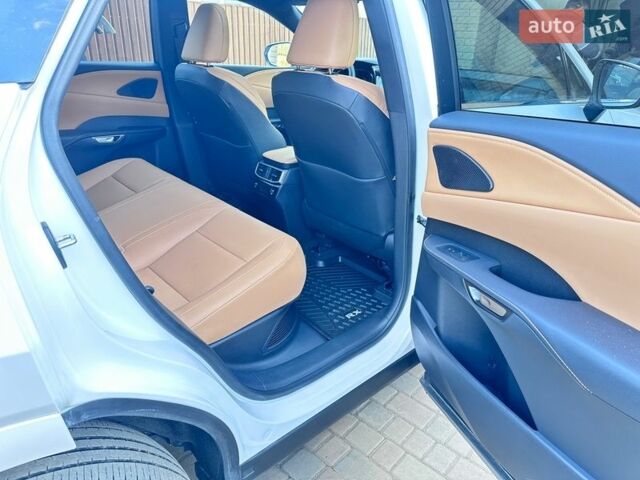 Белый Лексус РХ, объемом двигателя 2.5 л и пробегом 30 тыс. км за 62500 $, фото 22 на Automoto.ua