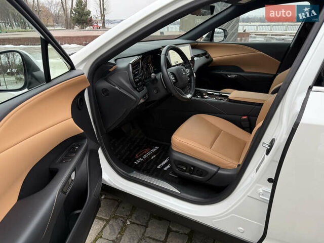 Белый Лексус РХ, объемом двигателя 2.49 л и пробегом 17 тыс. км за 77999 $, фото 33 на Automoto.ua