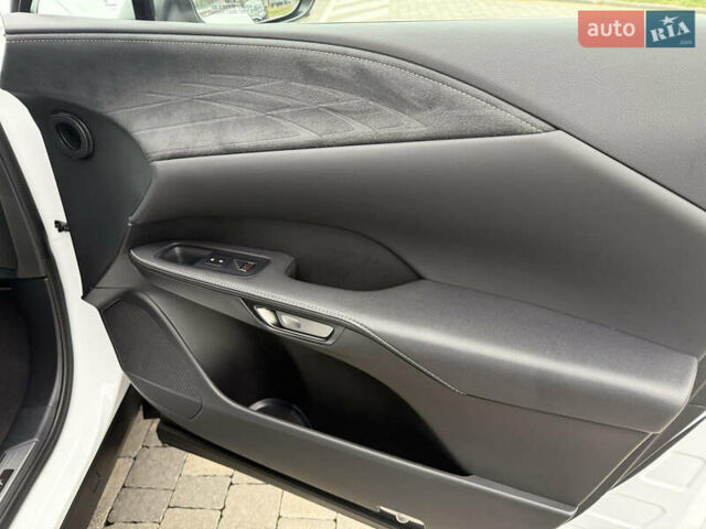 Белый Лексус РХ, объемом двигателя 2.4 л и пробегом 2 тыс. км за 65000 $, фото 25 на Automoto.ua