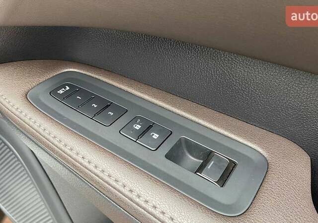 Белый Лексус РХ, объемом двигателя 2.5 л и пробегом 10 тыс. км за 99000 $, фото 20 на Automoto.ua