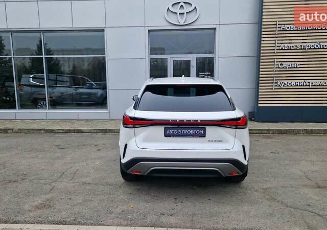 Белый Лексус РХ, объемом двигателя 2.5 л и пробегом 17 тыс. км за 81986 $, фото 3 на Automoto.ua