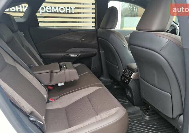 Белый Лексус РХ, объемом двигателя 2.5 л и пробегом 17 тыс. км за 81986 $, фото 6 на Automoto.ua