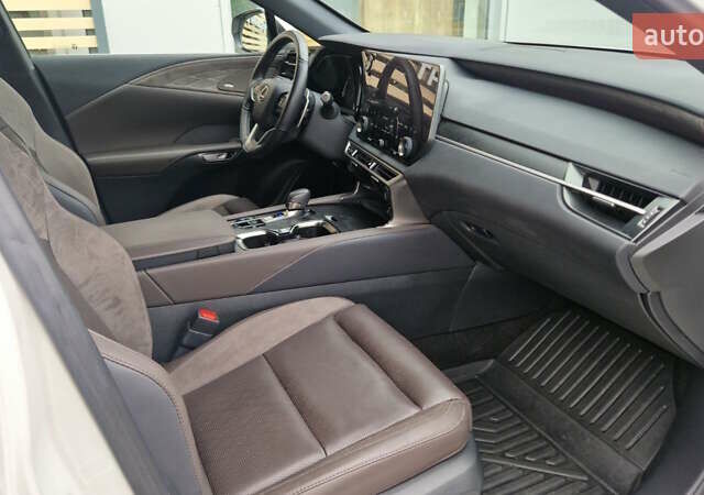 Белый Лексус РХ, объемом двигателя 2.5 л и пробегом 17 тыс. км за 81986 $, фото 5 на Automoto.ua