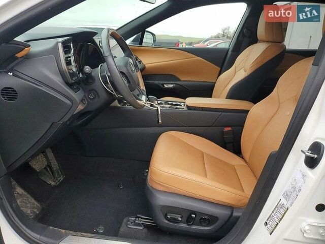 Белый Лексус РХ, объемом двигателя 2.4 л и пробегом 28 тыс. км за 25000 $, фото 6 на Automoto.ua