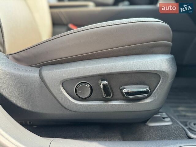 Белый Лексус РХ, объемом двигателя 2.5 л и пробегом 5 тыс. км за 86900 $, фото 27 на Automoto.ua