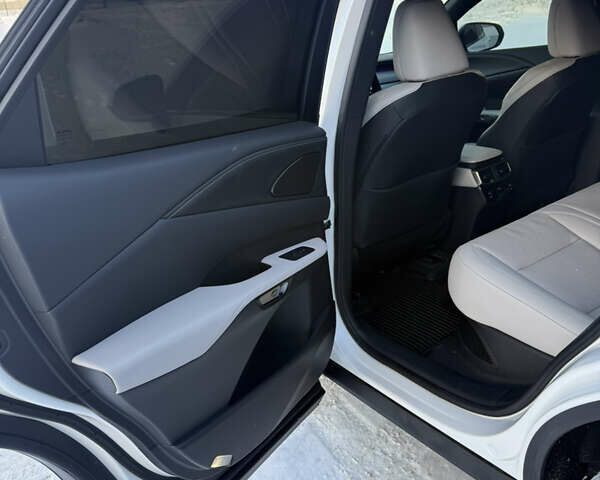 Белый Лексус РХ, объемом двигателя 2.5 л и пробегом 7 тыс. км за 77000 $, фото 11 на Automoto.ua