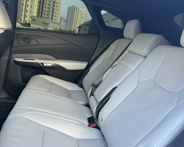 Белый Лексус РХ, объемом двигателя 2.5 л и пробегом 7 тыс. км за 77000 $, фото 19 на Automoto.ua