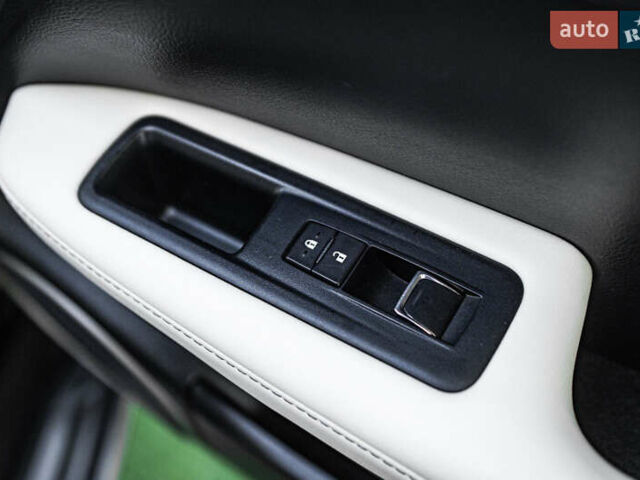 Лексус РХ, объемом двигателя 2 л и пробегом 135 тыс. км за 34500 $, фото 17 на Automoto.ua