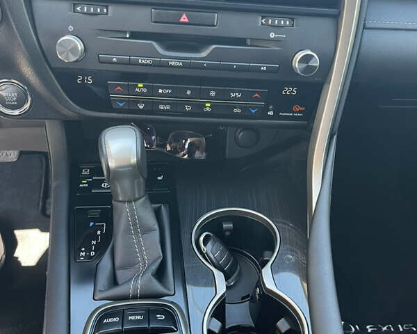 Лексус РХ, объемом двигателя 2 л и пробегом 81 тыс. км за 30300 $, фото 2 на Automoto.ua