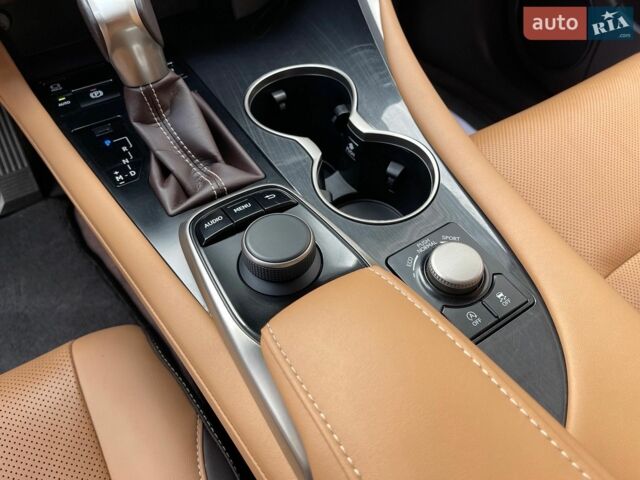 Лексус РХ, объемом двигателя 2 л и пробегом 135 тыс. км за 31900 $, фото 7 на Automoto.ua