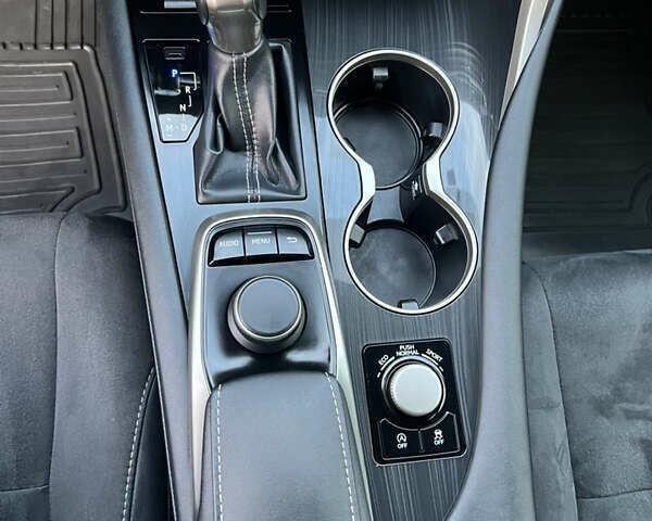 Лексус РХ, объемом двигателя 2 л и пробегом 105 тыс. км за 31000 $, фото 13 на Automoto.ua