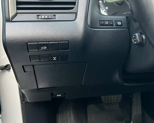 Лексус РХ, объемом двигателя 2 л и пробегом 105 тыс. км за 31000 $, фото 20 на Automoto.ua