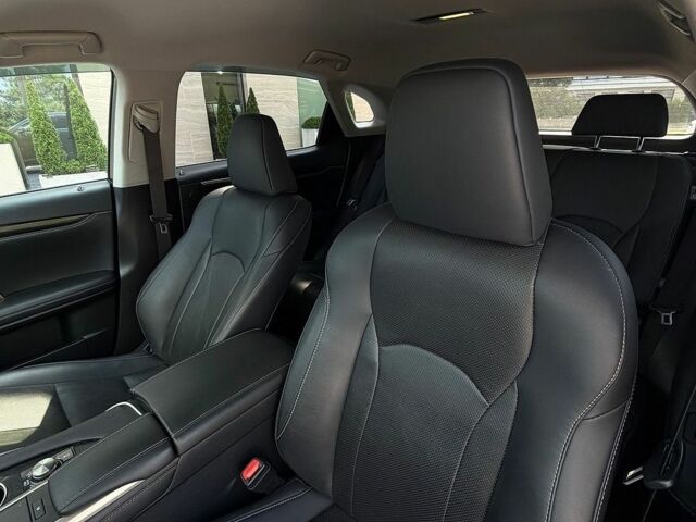 Лексус РХ, объемом двигателя 2 л и пробегом 112 тыс. км за 40600 $, фото 10 на Automoto.ua