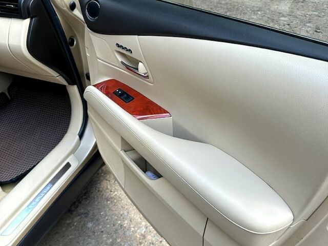 Желтый Лексус РХ, объемом двигателя 3.5 л и пробегом 290 тыс. км за 15600 $, фото 6 на Automoto.ua