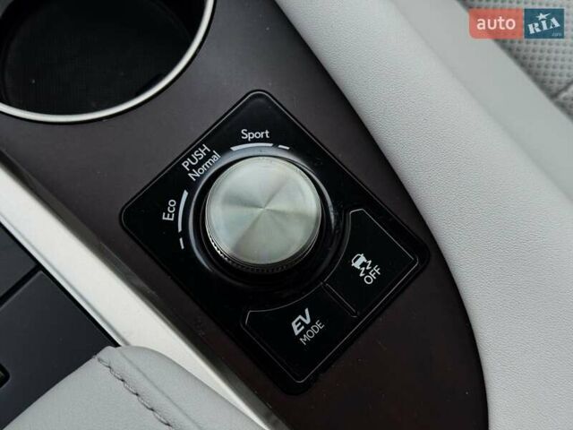 Серый Лексус РХ, объемом двигателя 3.5 л и пробегом 47 тыс. км за 57700 $, фото 44 на Automoto.ua