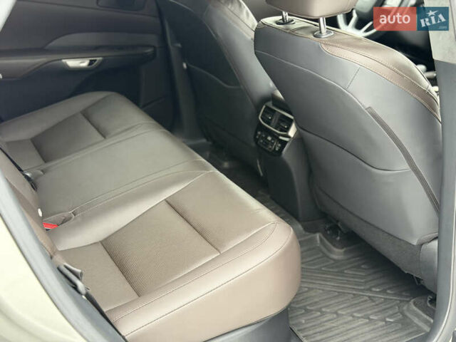 Серый Лексус РХ, объемом двигателя 2.39 л и пробегом 51 тыс. км за 59999 $, фото 13 на Automoto.ua