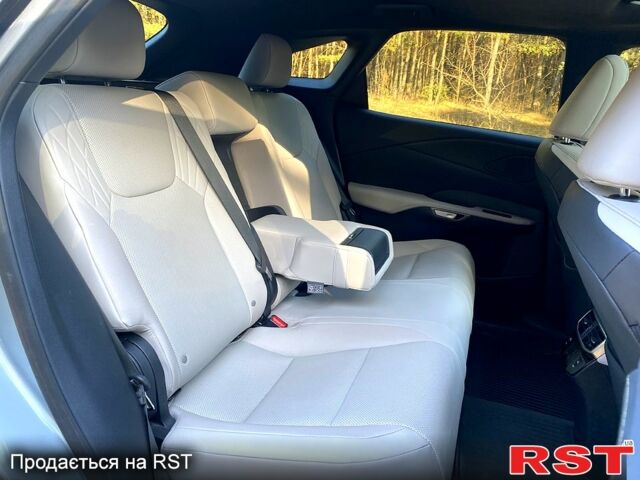 Серый Лексус РХ, объемом двигателя 2.5 л и пробегом 33 тыс. км за 63500 $, фото 10 на Automoto.ua