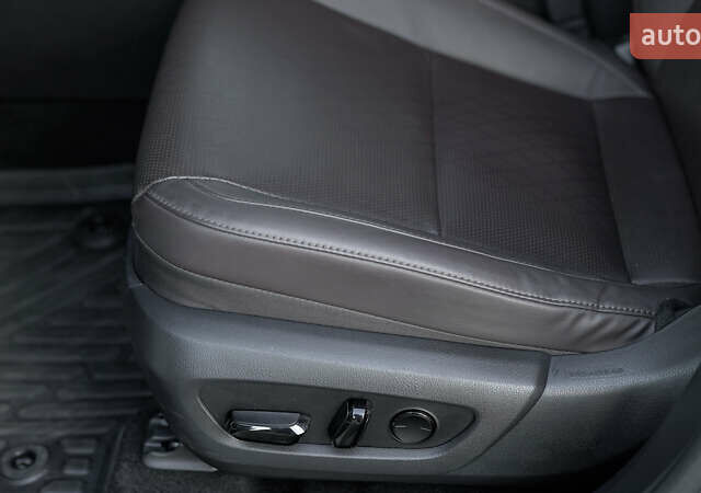 Серый Лексус РХ, объемом двигателя 2.5 л и пробегом 19 тыс. км за 82135 $, фото 17 на Automoto.ua