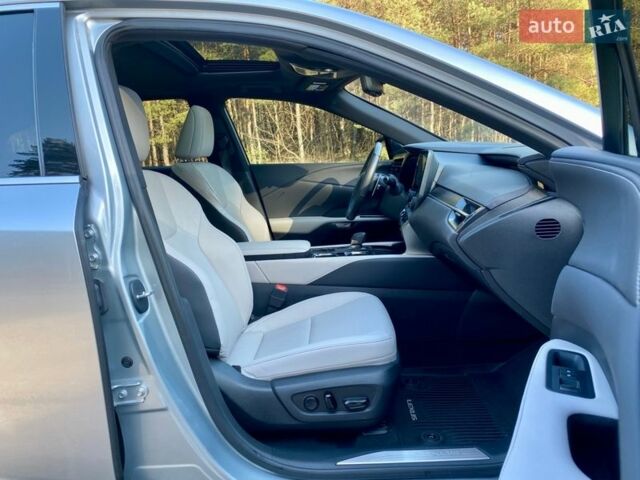 Серый Лексус РХ, объемом двигателя 2.5 л и пробегом 33 тыс. км за 63500 $, фото 17 на Automoto.ua