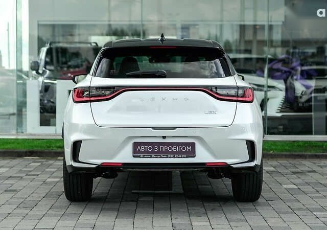 Лексус LBX, об'ємом двигуна 0 л та пробігом 2 тис. км за 40506 $, фото 3 на Automoto.ua