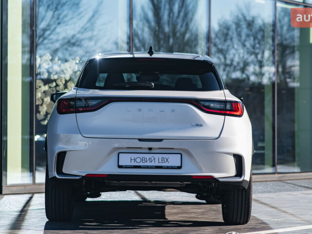 Лексус LBX, об'ємом двигуна 1.49 л та пробігом 0 тис. км за 42240 $, фото 4 на Automoto.ua
