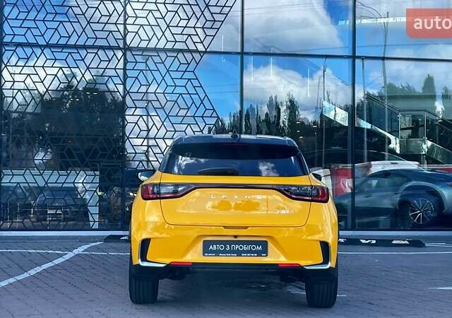 Жовтий Лексус LBX, об'ємом двигуна 1.49 л та пробігом 3 тис. км за 39874 $, фото 3 на Automoto.ua