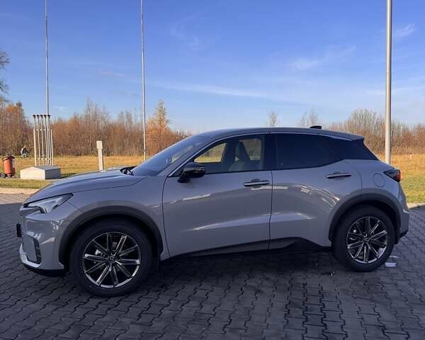 Серый Лексус LBX, объемом двигателя 1.49 л и пробегом 1 тыс. км за 38500 $, фото 3 на Automoto.ua